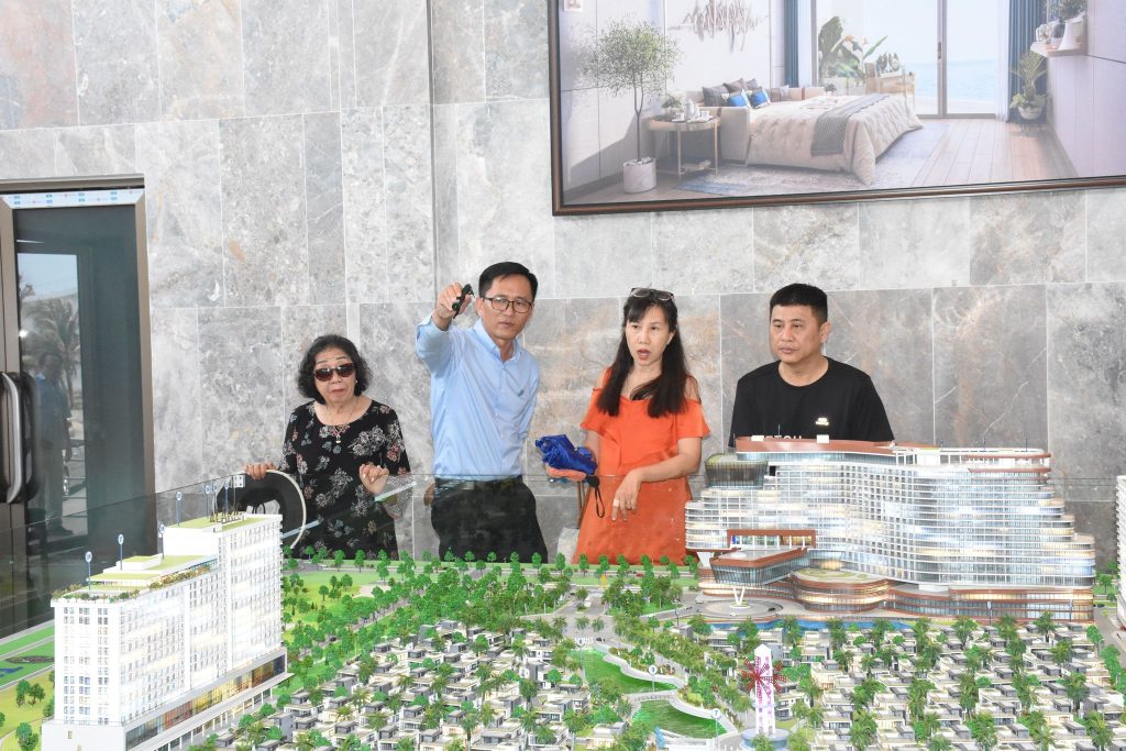 Khách hàng tìm hiểu dự án BĐS nghỉ dưỡng The Maris Vũng Tàu.