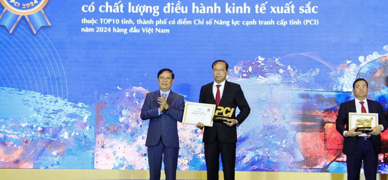 Ông Nguyễn Văn Thọ, Chủ tịch UBND tỉnh (bên phải) nhận Giấy chứng nhận và Kỷ niệm chương cho địa phương có chất lượng điều hành kinh tế xuất sắc, lọt top 5 cả nước.